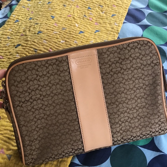 Coach Large Cosmetic Bag!💖 - Picture 12 of 13